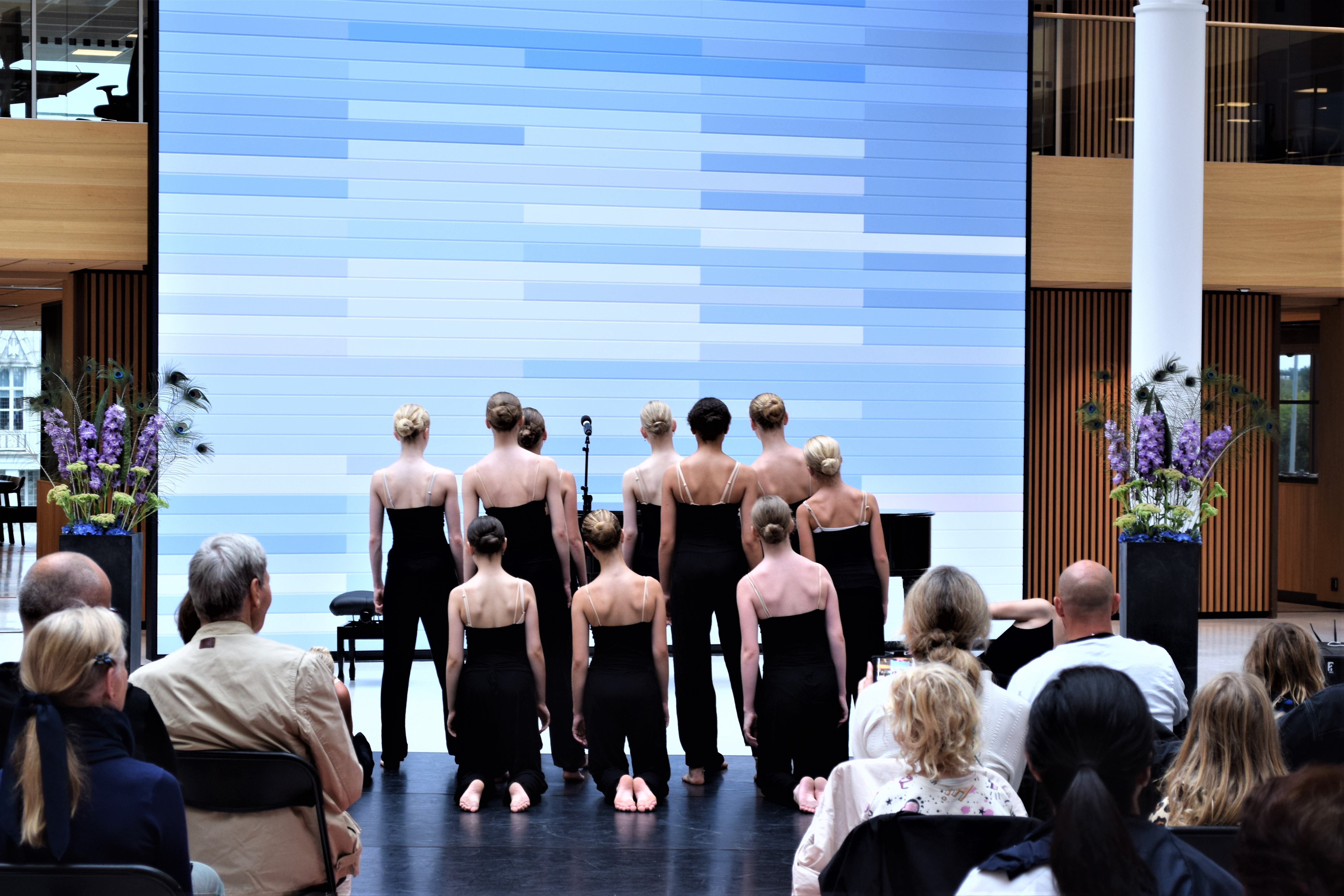 Dansere på scenen på møteplassen