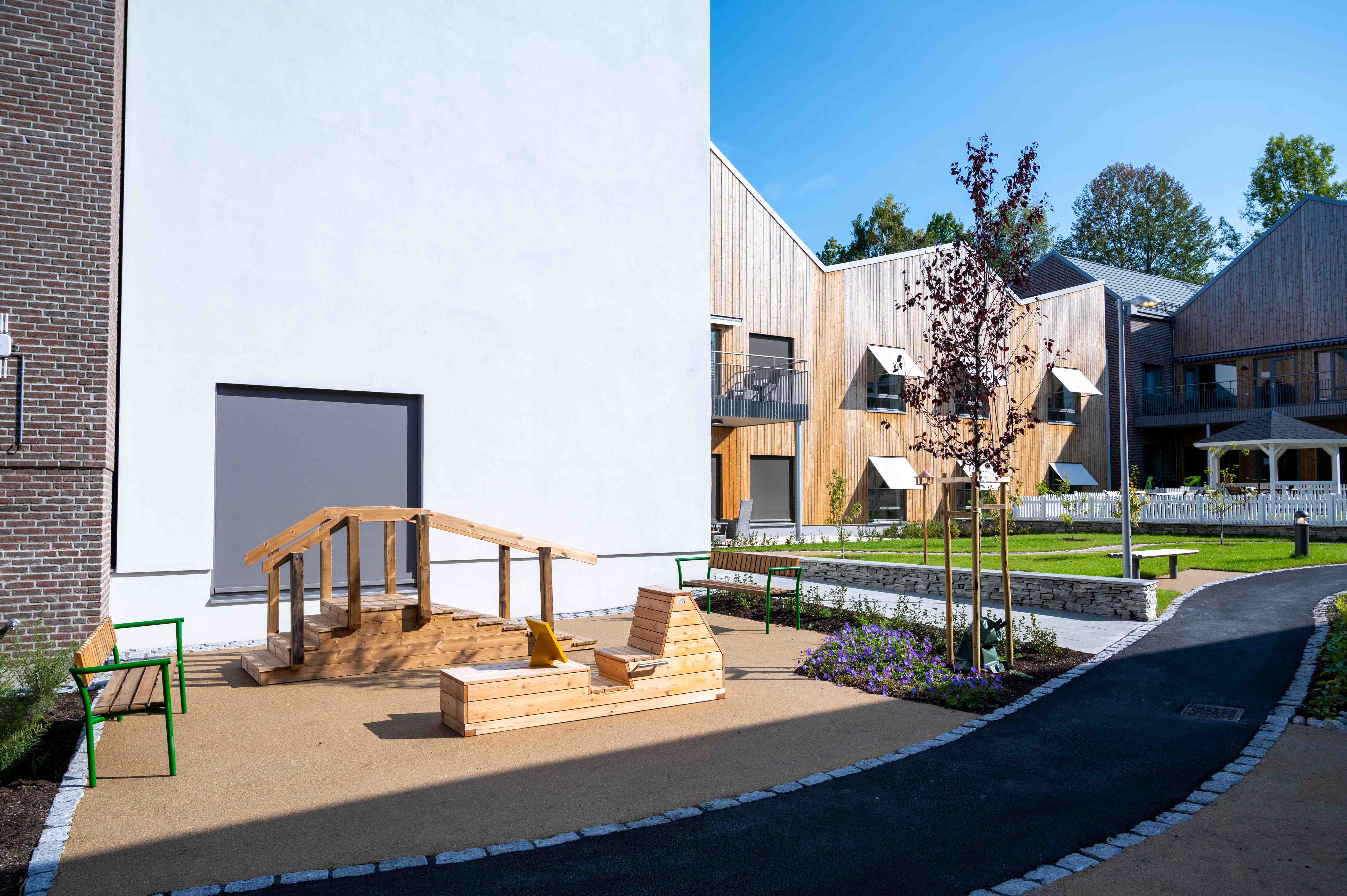 Carpe Diem demenslandsby med benker ute