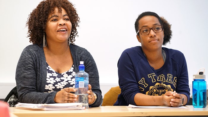 To kvinner på kveldskurs i norsk