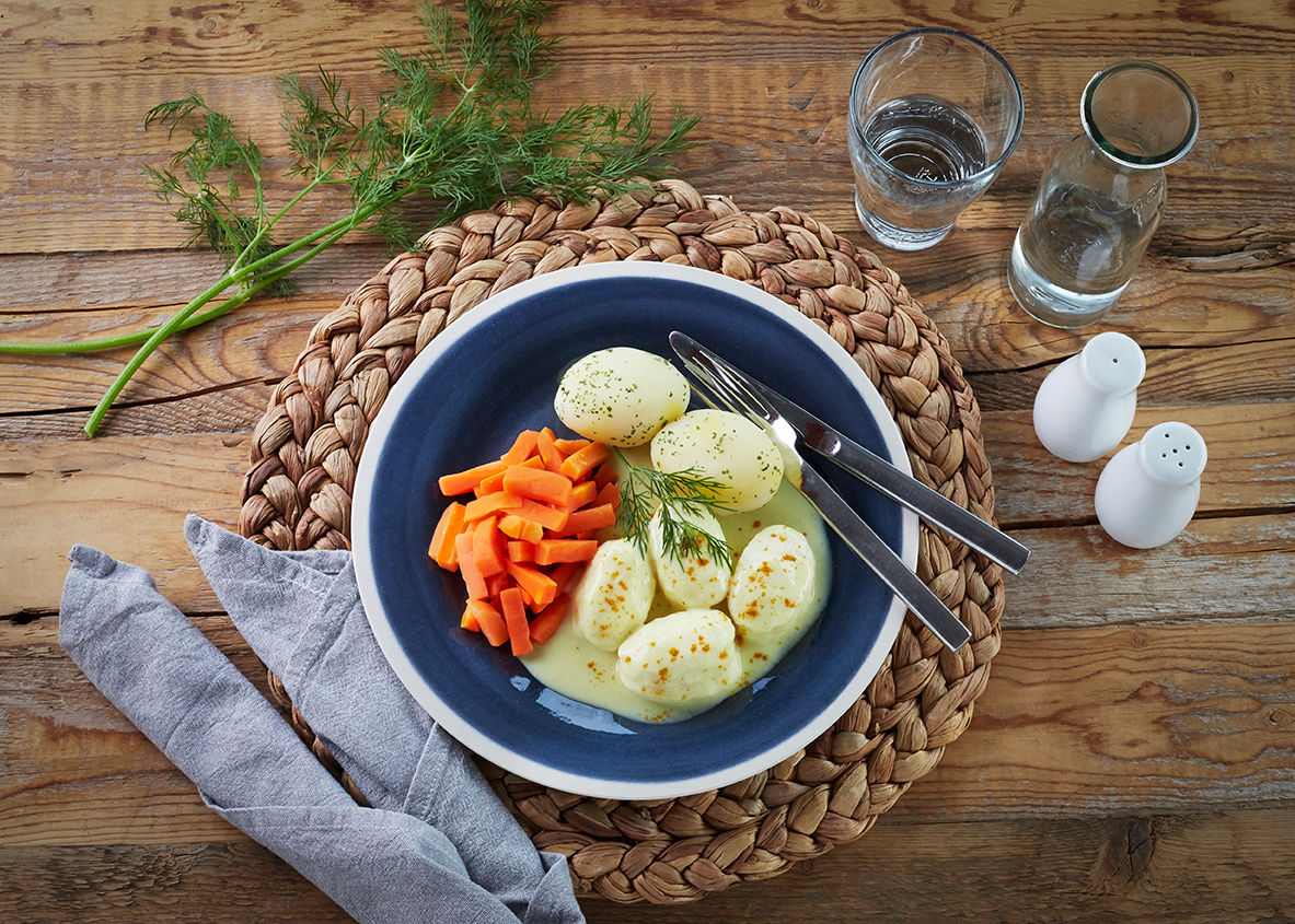 Fiskebolle i karrisaus
