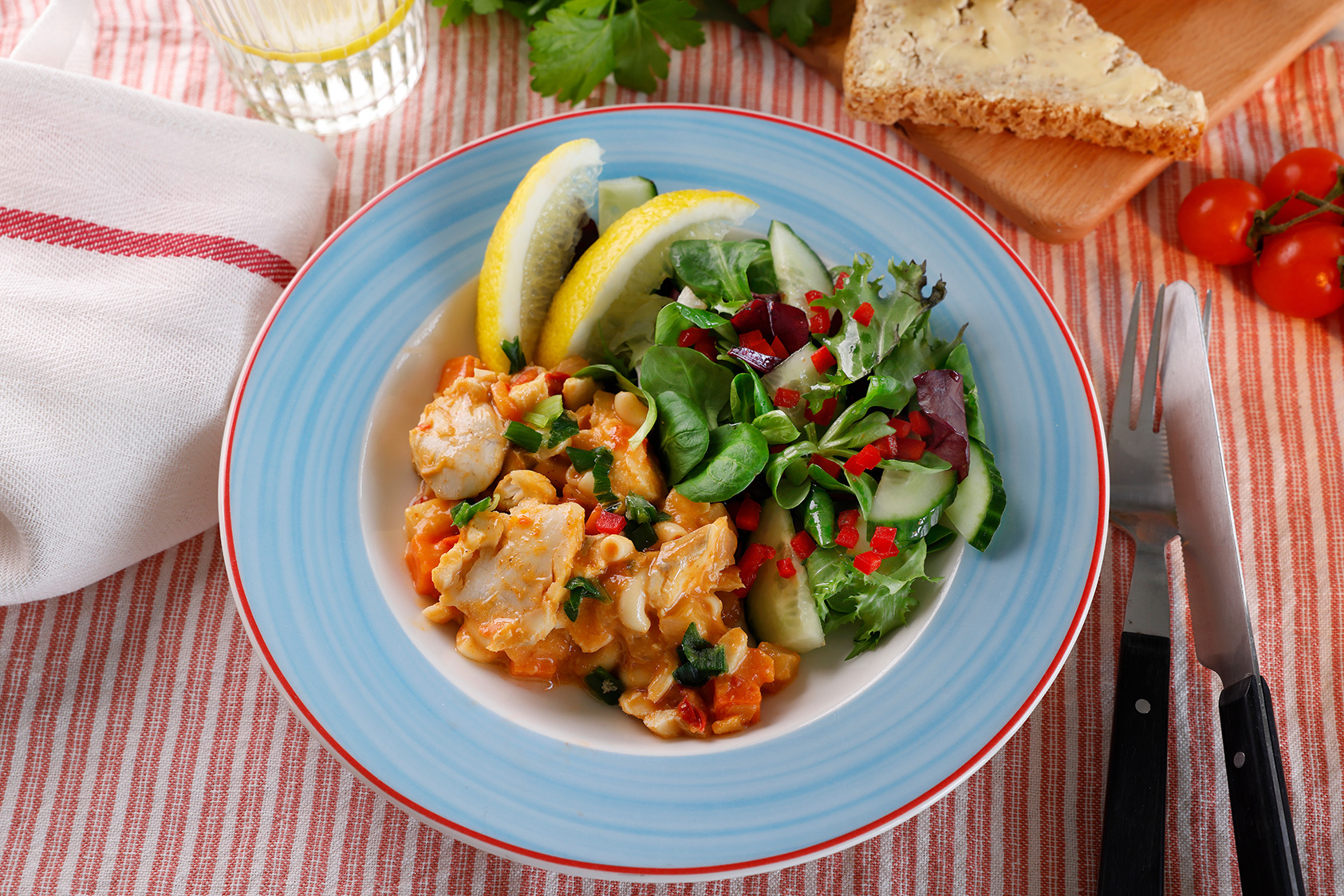 Fiskegryte med salat og brød