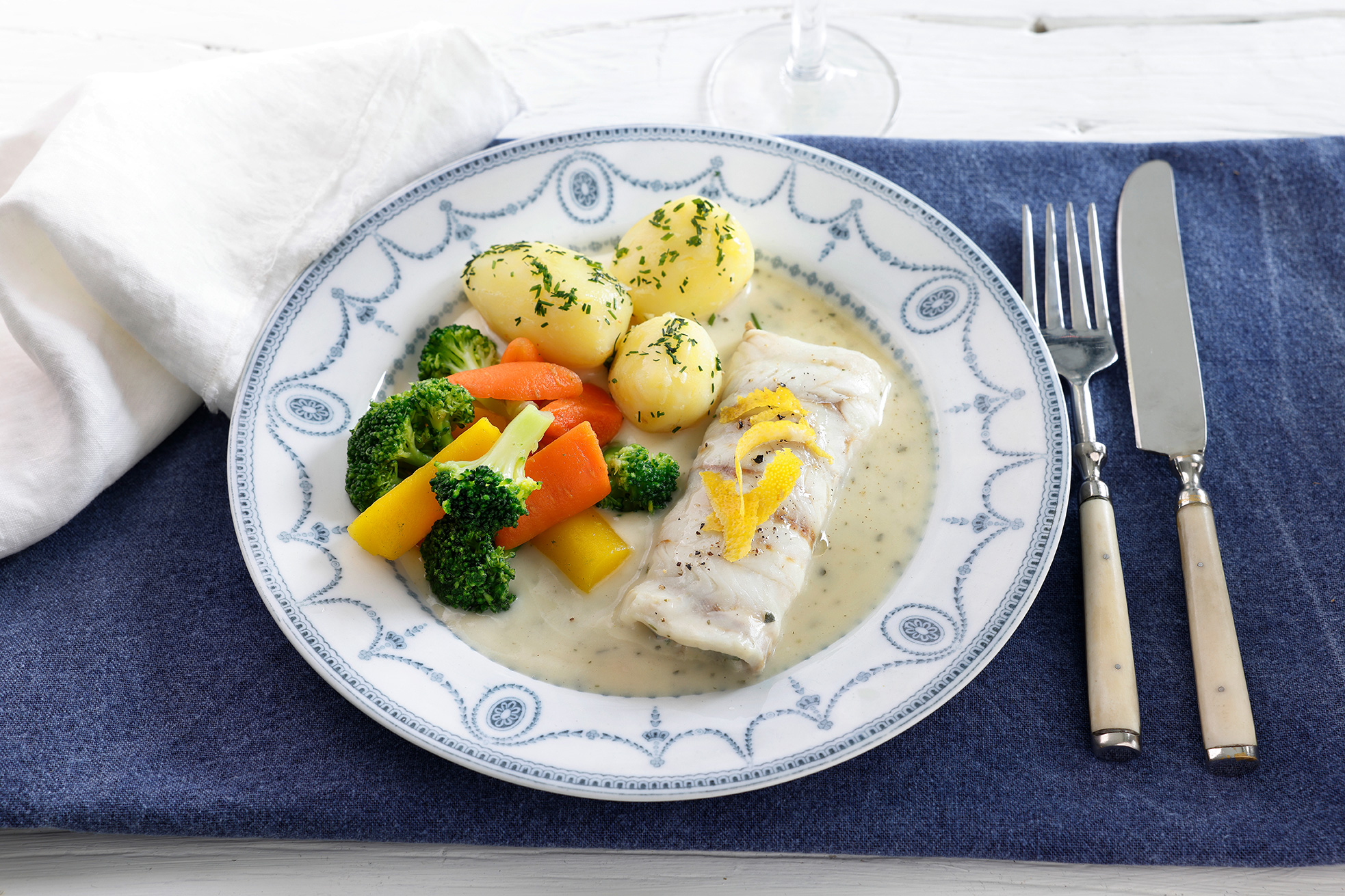 Fiskerullade med persillesaus, grønnsaker og potet