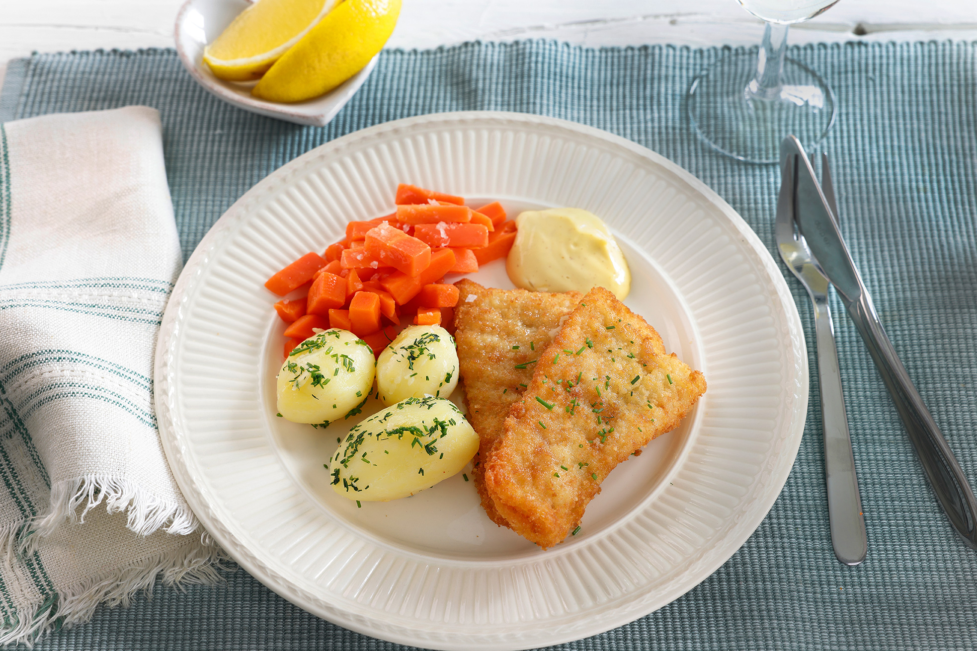 Kikert panert fisk med grønnsaker og potet