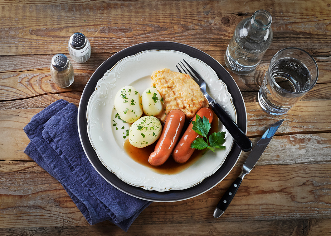 Røkt kjøttpølse med sjysaus kålrotstappe