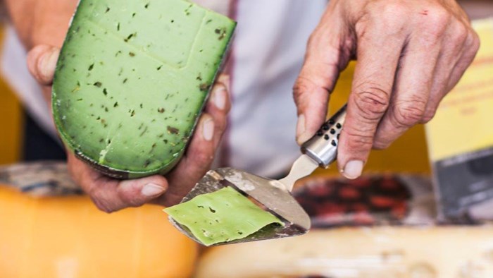 Matmarked bilde av en som skjærer en ost