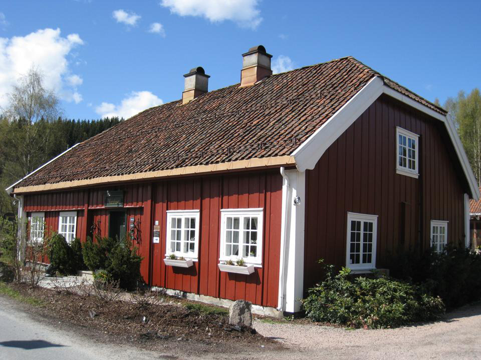 Vertshuset er et laftet tømmerhus med barokk preg fra ca 1640