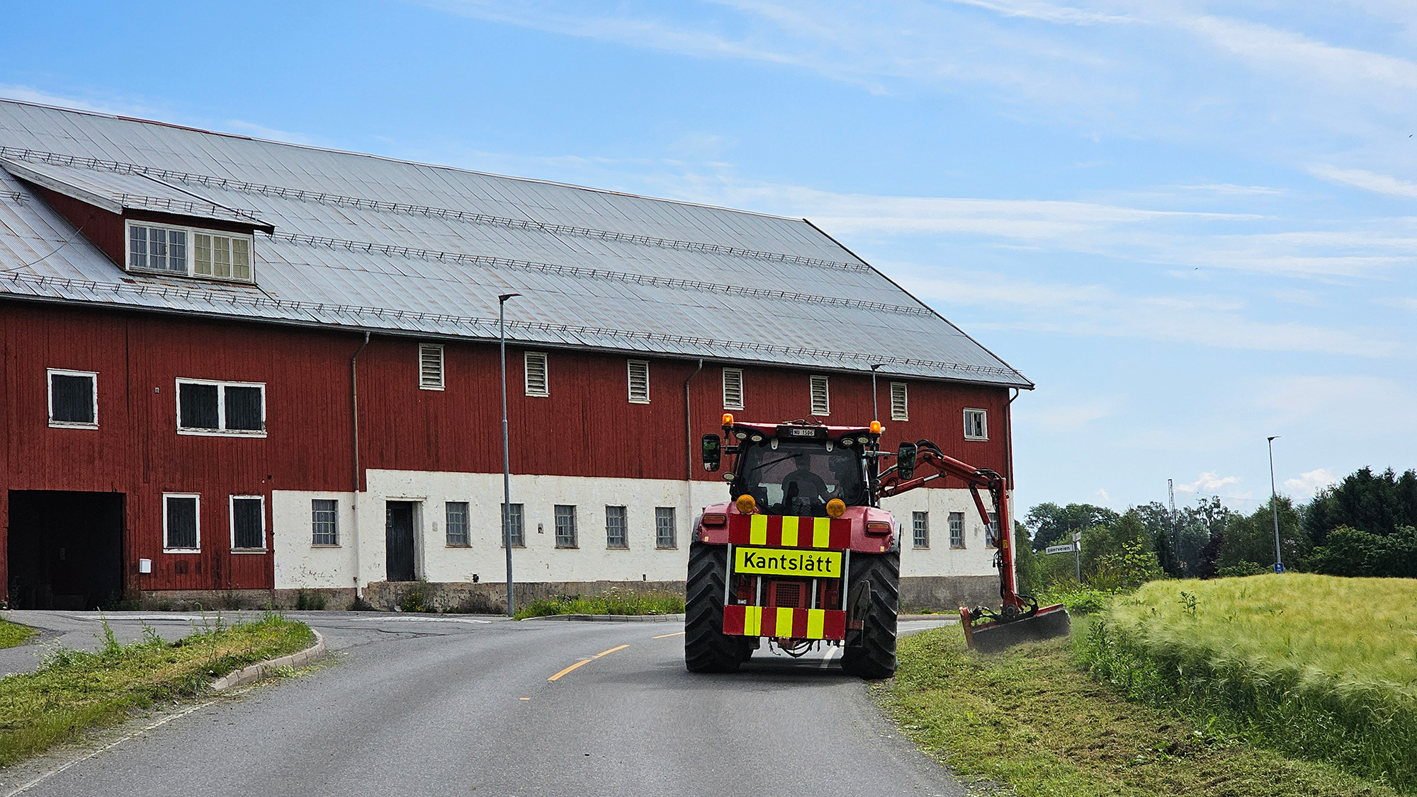 Kantklipping med traktor og låve