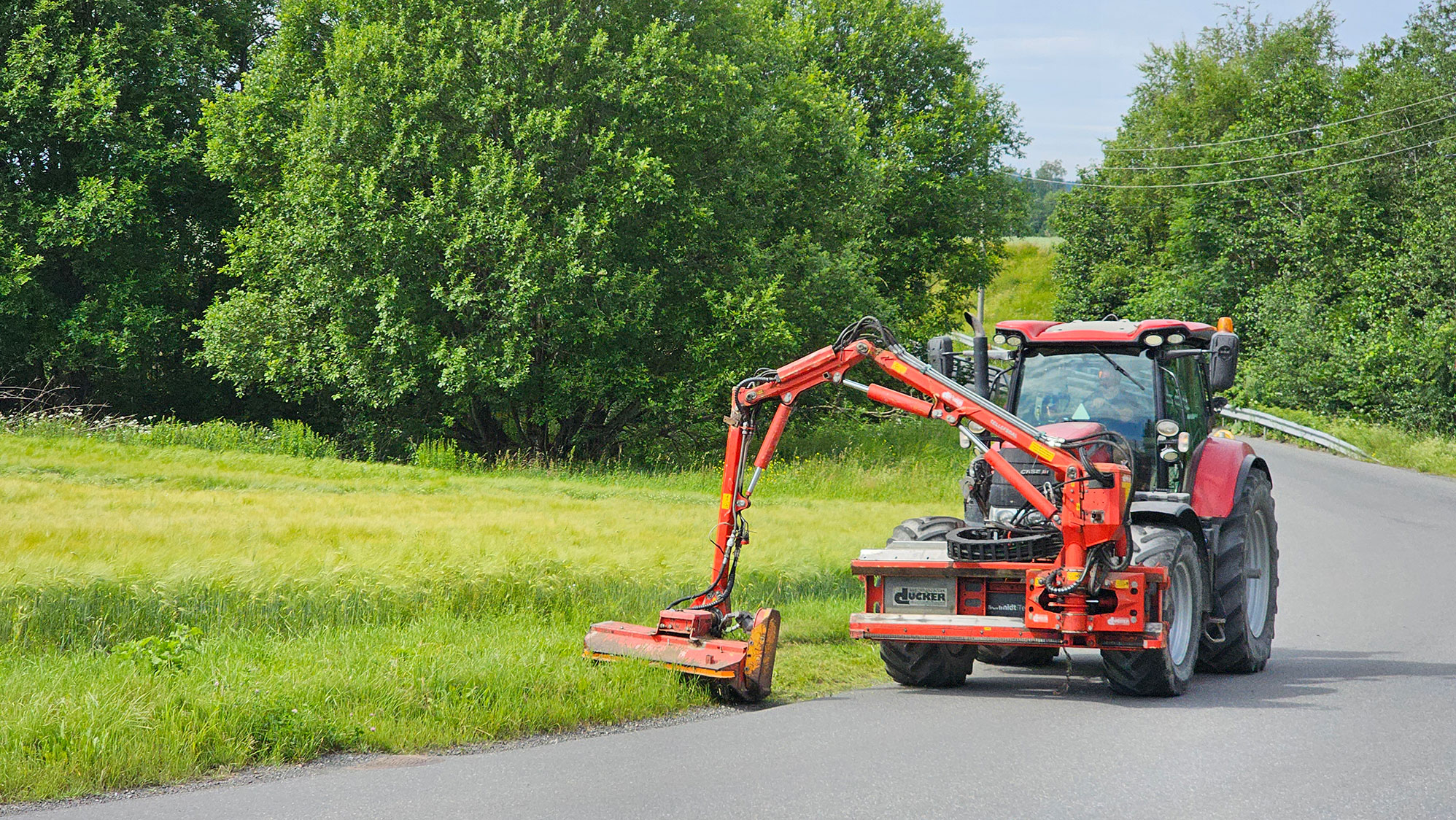 Kantklipping med traktor og på et jordet